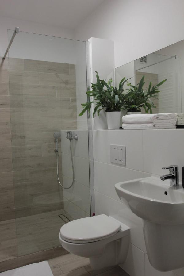 Apartment White Frog *